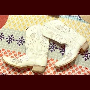 White and gold embroidered cowgirl boots size 9